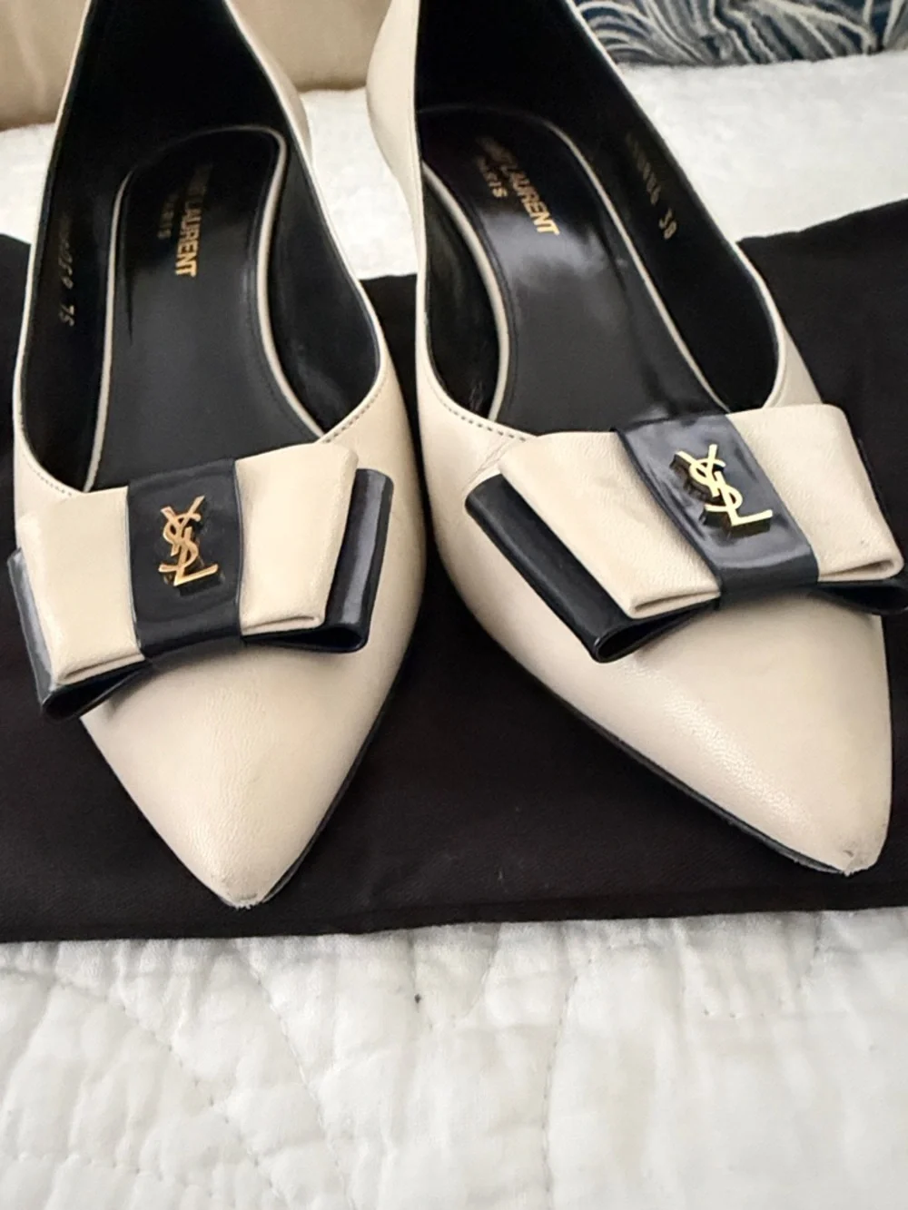 Saint Laurent Cream and Navy Pointed Leather Pumps - Picture 9 of 9